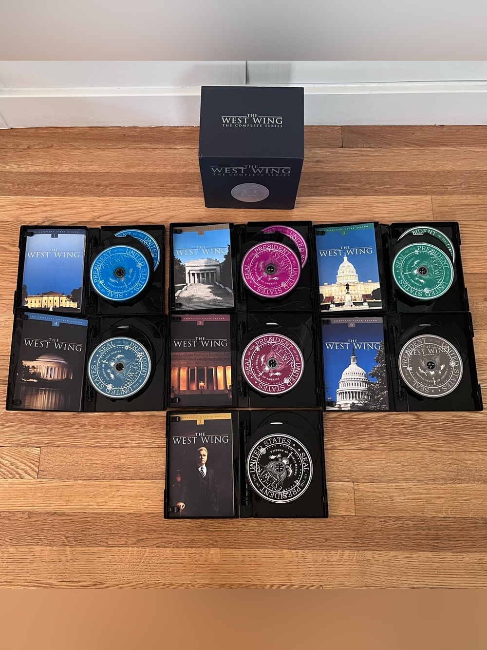 The West Wing: The Complete Series, Seven seasons on 45 DVDs, Like New, In Box - Picture 4 of 10